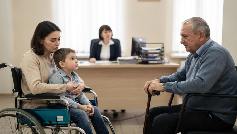 Социальные пособия по инвалидности для детей и взрослых: в чем различия